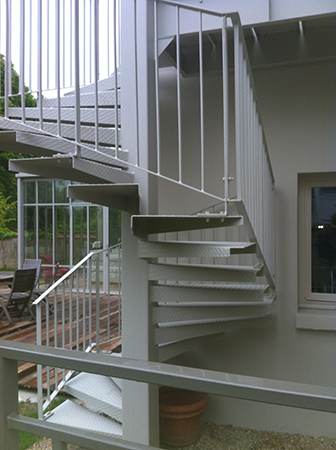 Escalier hélicoïdal avec fût central carré, marches en tôle larmée. Ensemble galvanisé à chaud et thermolaqué
