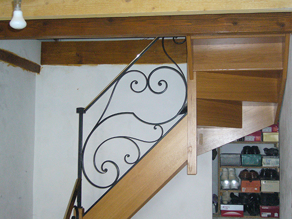 Pose d'éléments décoratifs sur escalier bois
