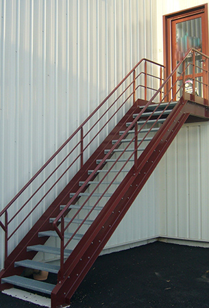 Fabrication et pose d'un escalier industriel acier avec palier, le tout thermolaqué bordeaux