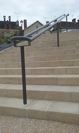 Garde corps - Montée d'escalier, collé dans les marches avec une double main courante. Passage du public