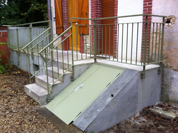 Aménagement du garde corps d'une terrasse et de l'escalier. Fabrication d'une porte de cave. Ensemble thermolaqué vert bouteille