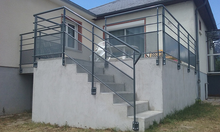 Aménagement garde corps d'une terrasse et de son escalier. Ensemble démontable pour le passage de différents objets