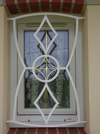 Grille de fenêtre scellée, en carré de 14x14, cintré avec losange et cintre rond dans le centre. Thermolaquage blanc RAL 9010 de l'ensemble