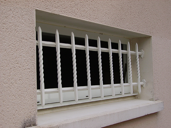Grille de défense pour fenêtre de sous-sol. Barreaudage vrillé à froid et appointi