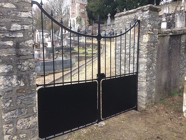 Restauration complète à l'identique d'un portail à 2 vantaux noir d'un cimetière