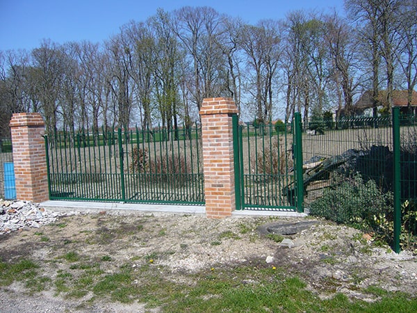 Portail 2 vantaux et portillon posés sur site des Monuments de France. Thermolaqués couleur vert