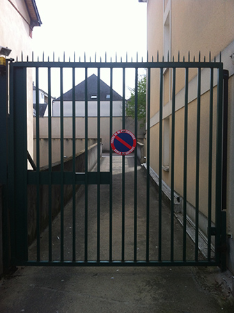 Fabrication d'un portail avec sécurisation haute, motorisation à passage intensif et bande palpeuse aux normes pour l'accès public